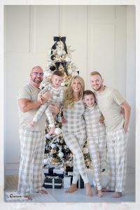 Christmas photo shoot, santa photos, quarum photo video, mark piotrowski, Stacy Brad family shoot, toronto weddings, toronto christmas photo ideas 2024